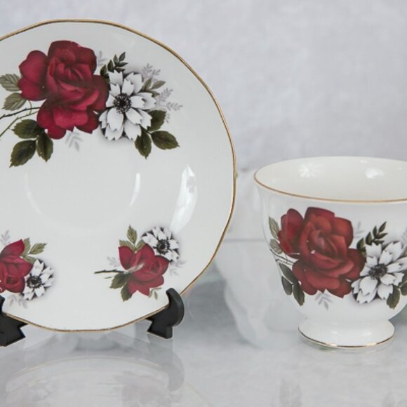 Vintage Queen Anne Bone China Cup and Saucer Pattern No. 8429 Made in En… - Picture 2 of 14